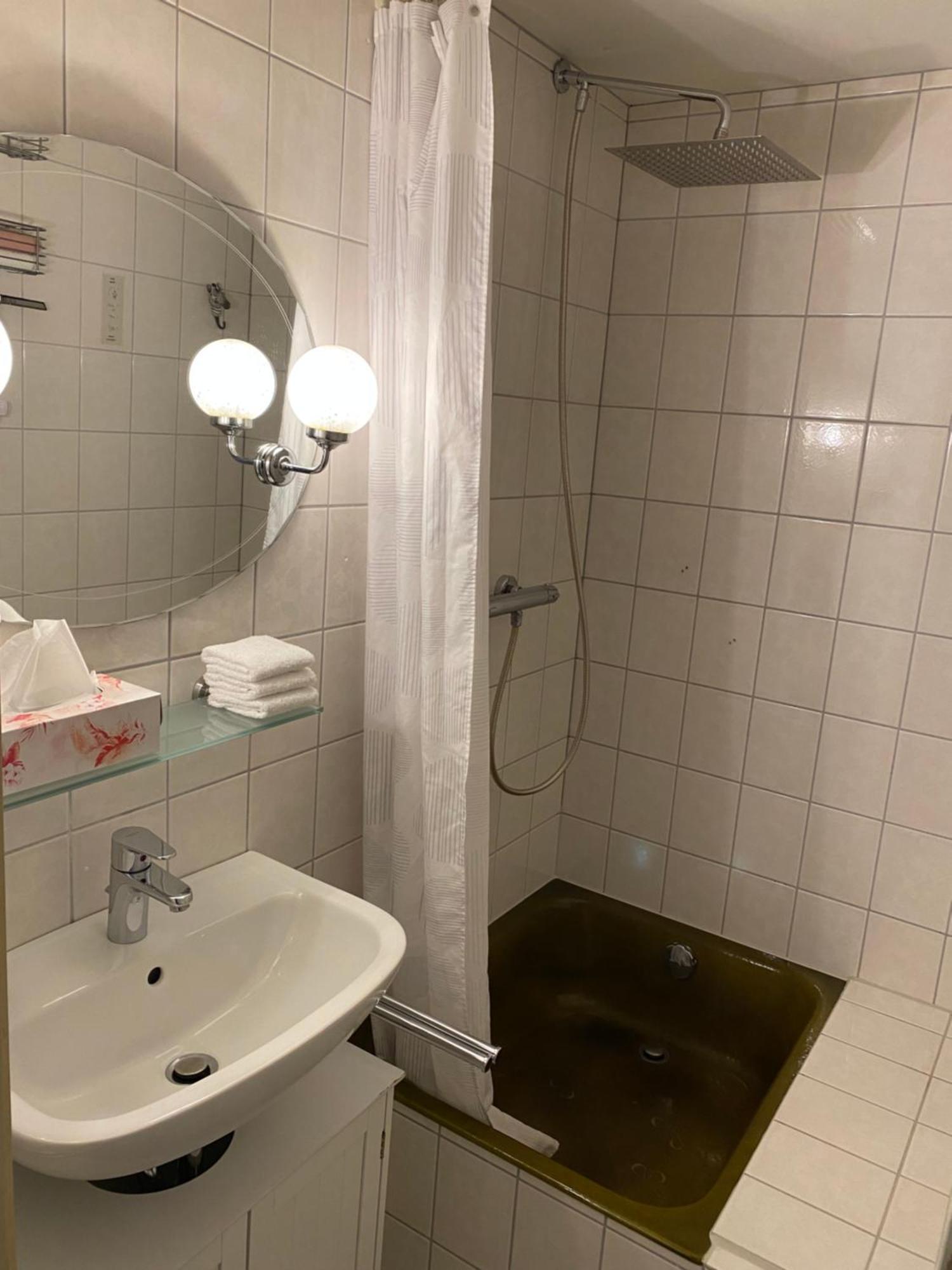 Privartzimmer 'ausfahrt Freihalten' Husum (Schleswig-Holstein)