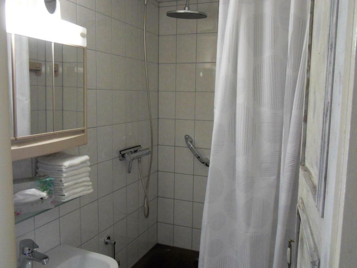 Privartzimmer 'ausfahrt Freihalten' *